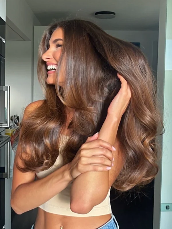 Mujer luciendo cabello largo con extensiones (imagen ilustrativa)