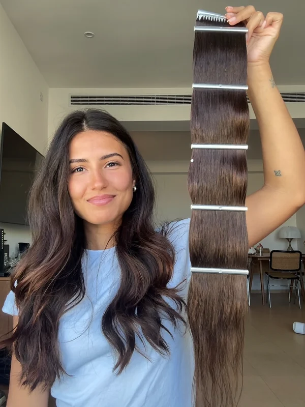 Mujer luciendo cabello largo con extensiones (imagen ilustrativa)