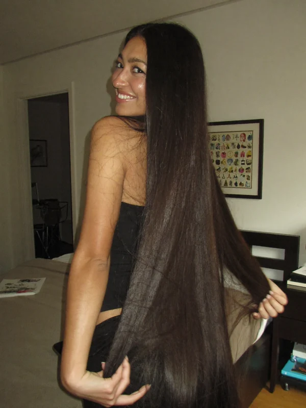 Mujer luciendo cabello largo con extensiones (imagen ilustrativa)