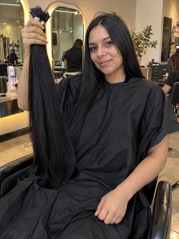 Mujer luciendo cabello largo con extensiones (imagen ilustrativa)